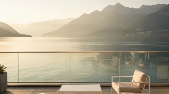 Vue panoramique sur le lac du Bourget depuis un balcon d'appartement moderne à Aix-les-Bains