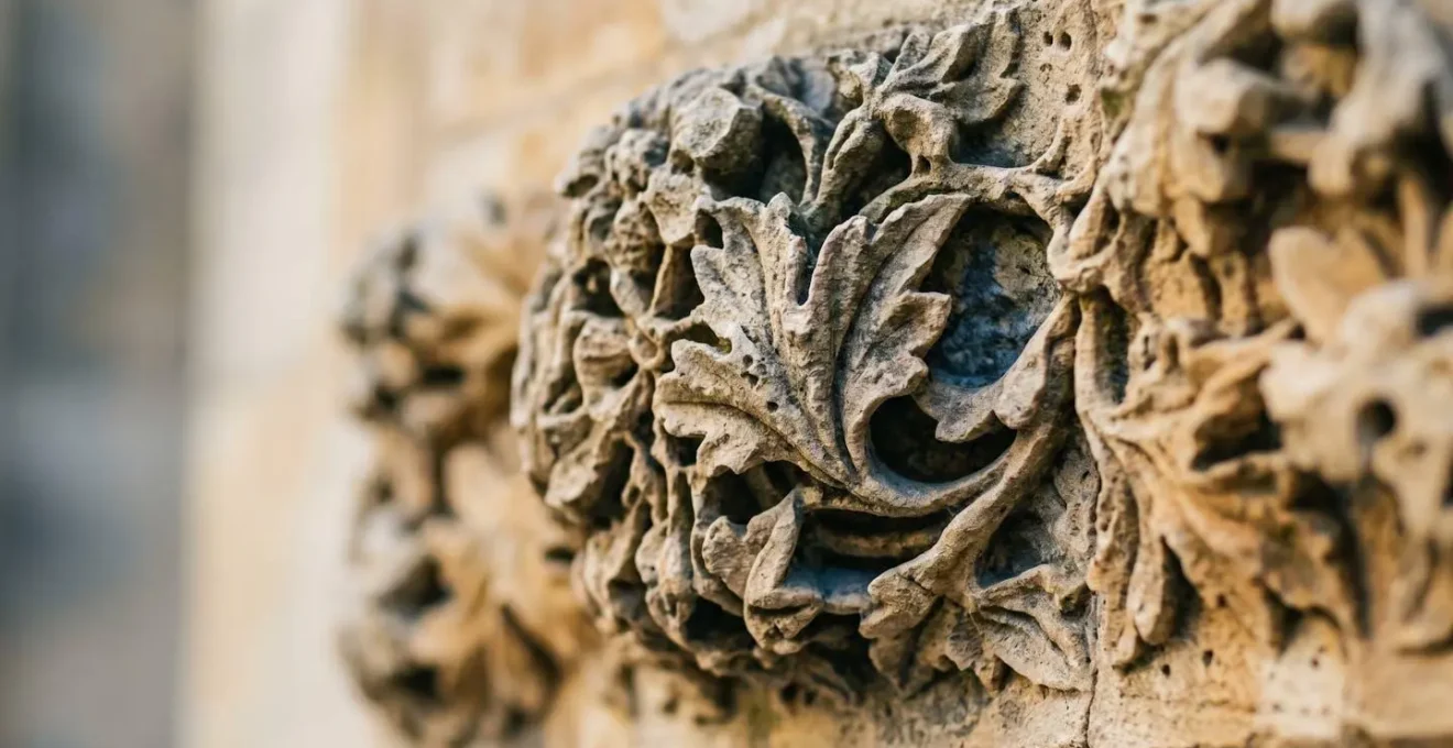 Gros plan sur détails architecturaux sculptés dans la pierre d'un monument historique religieux avec texture millénaire