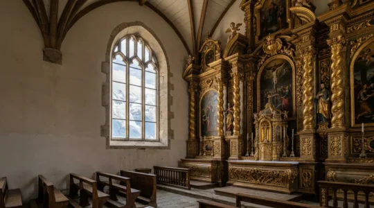 Intérieur majestueux d'une église baroque savoyarde avec retable doré et montagnes