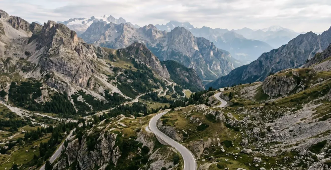 Route alpine sinueuse reliant la France et l'Italie à travers les montagnes savoyardes