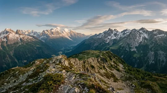 Panorama des massifs alpins savoyards illustrant l'unité géographique entre Savoie et Haute-Savoie